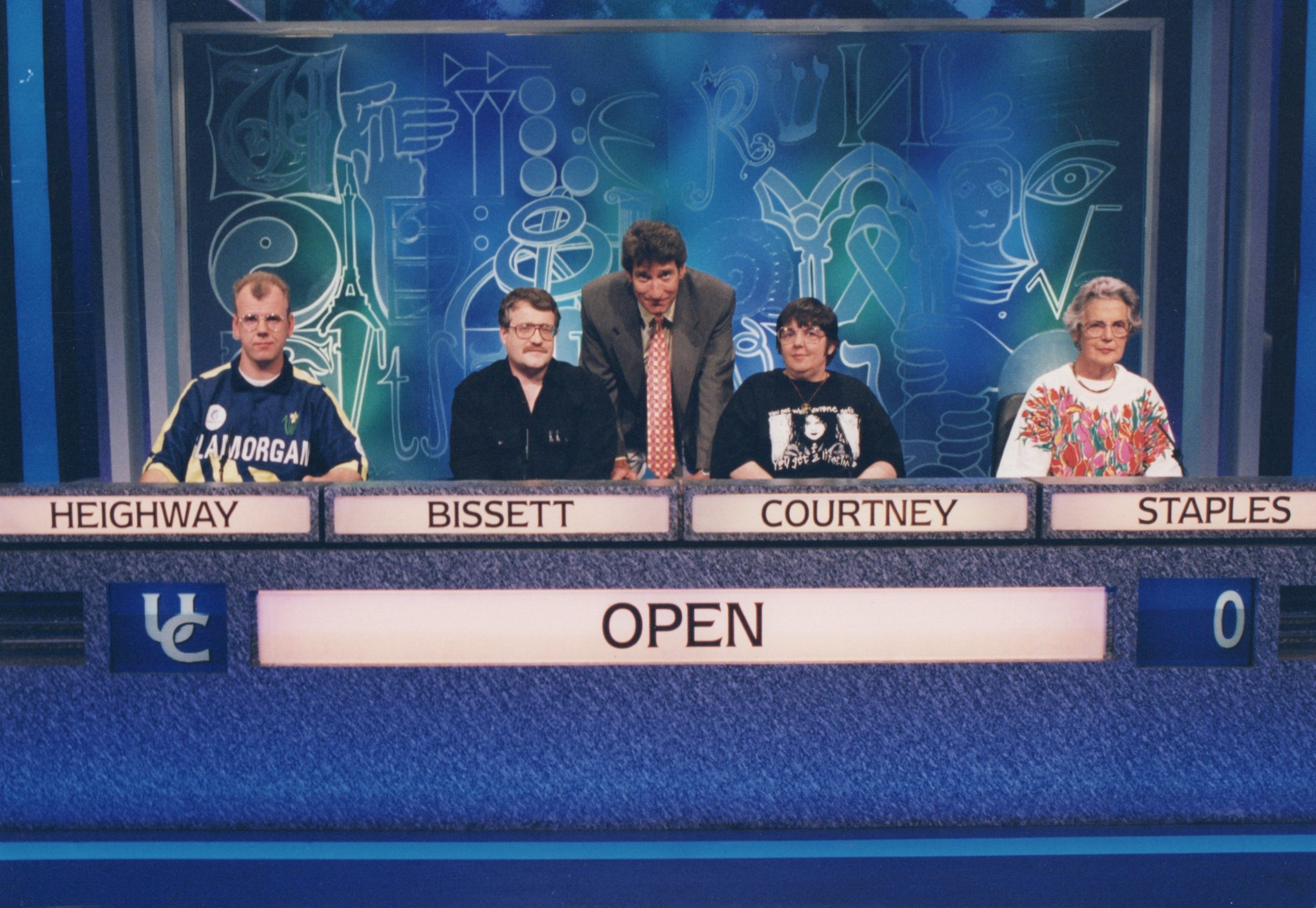 A photograph of the 1996 Team Open on set with Jeremy Paxman in the centre. From left to right Heighway, Bissett, Jeremy Paxman, Courtney, Staples.